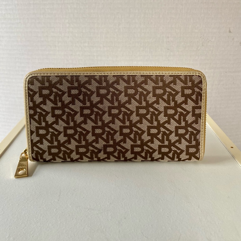 BRAND NEW NEVER USED DKNY logo zip around wallet